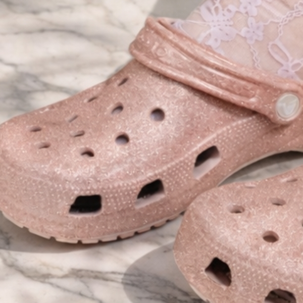 Crocs: de Assepoester onder de schoenen